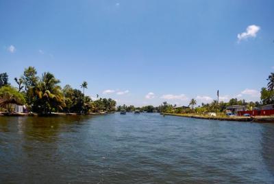 Viaje de noche en casa flotante remanso en Aleppey. Viaje de noche en casa flotante remanso en Aleppey.