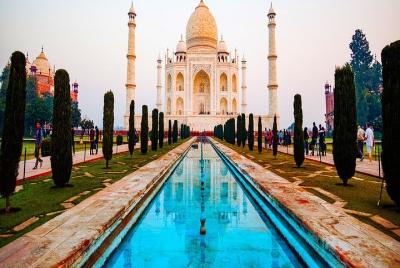 Tour nocturno de Taj Mahal desde Kochi con vuelos de regreso Tour nocturno de Taj Mahal desde Kochi con vuelos de regreso