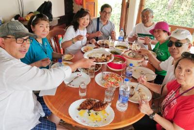 Visita guiada privada a pie por la noche en Kochi con compras locales y cena. Visita guiada privada a pie por la noche en Kochi con compras locales y cena.