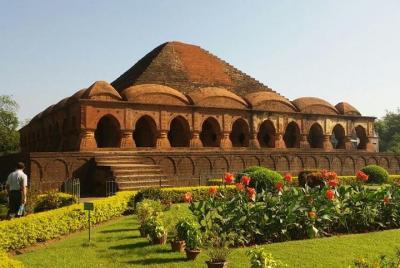 Excursión de un día desde Kolkata a Bishnupur para templos de terracota, seda y cerámica Excursión de un día desde Kolkata a Bishnupur para templos de terracota, seda y cerámica