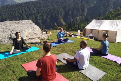 Trekking privado de yoga de 4 días en el Himalaya indio en Manali Trekking privado de yoga de 4 días en el Himalaya indio en Manali