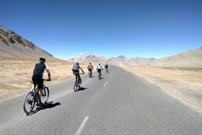 Tour privado de 9 días en bicicleta por la autopista de Manali a Leh Tour privado de 9 días en bicicleta por la autopista de Manali a Leh
