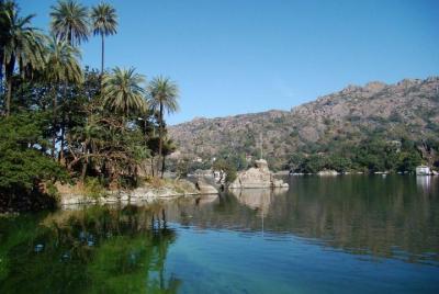 Traslado privado de ida de Mount Abu a Ahmedabad en vehículo de CA Traslado privado de ida de Mount Abu a Ahmedabad en vehículo de CA