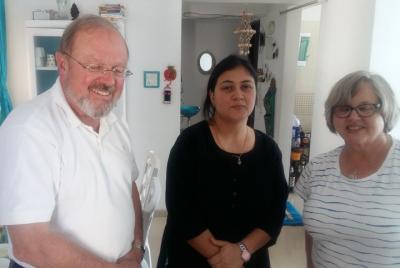 Experiencia cultural incluyendo estancia con familia local.