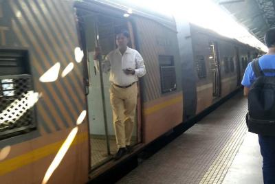 Conviértete en un local de Mumbai en tren y autobús local