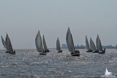 Vela privada en el puerto de Mumbai