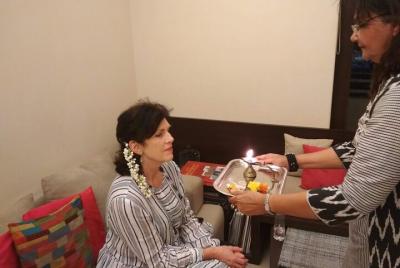 Demostración de la cocina india cum práctica con Hola té / cena en un hogar familiar