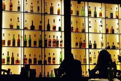 Bar Crawl en Colaba con recogida en el hotel