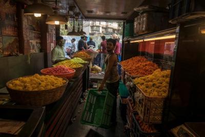 Recorrido fotográfico de Mumbai al amanecer: con mercado y transporte de especias y ladrones