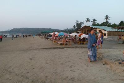 Goa -Playa, Bar e Iglesias