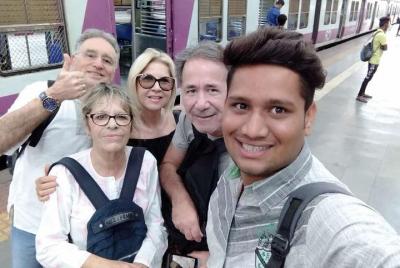 Recorrido turístico por Mumbai en transporte público con almuerzo familiar