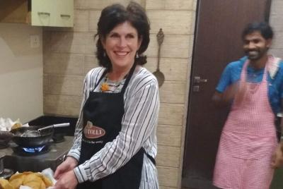 Demostración de la cocina india cum práctica con Hola té / cena en un hogar familiar