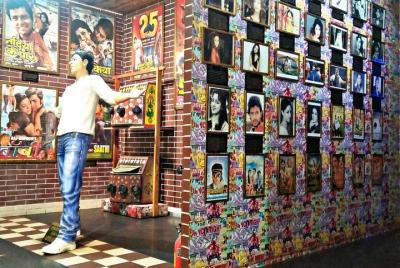 Recorrido por el estudio de Bollywood con Mumbai Sightseeing, incluido vehículo de CA