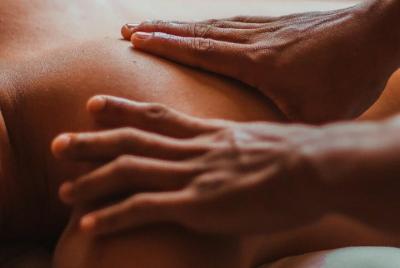 Terapia de cabeza, cuello, espalda y hombros