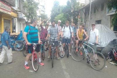 Buenos días en bicicleta con té local Masala en Mumbai