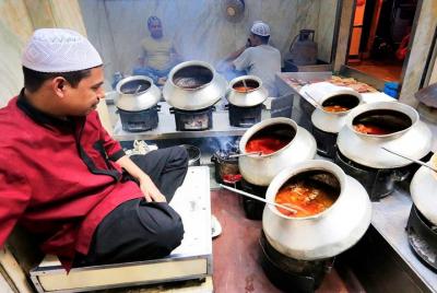 Rastreo de comida en la calle en Old Delhi