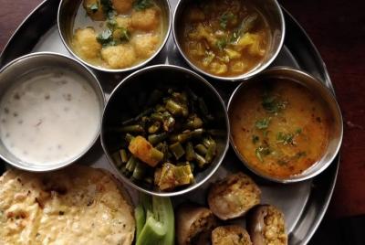 Experiencia casera de comida callejera con un local en Nueva Delhi