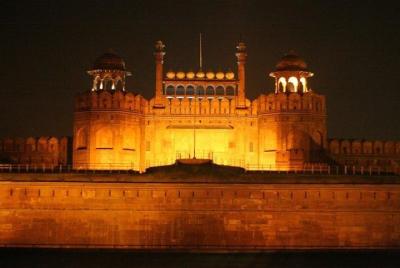 Espectáculo de luz y sonido fuerte rojo con cena especial india