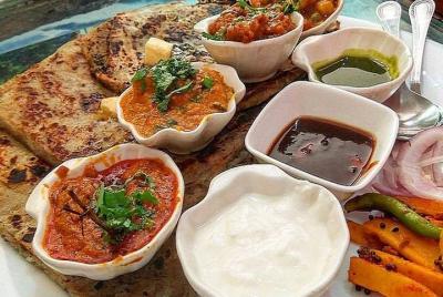 Tour gastronómico con clase de cocina en un pueblo local desde Delhi