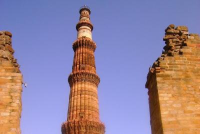 Explore Qutub Minar y el parque arqueológico mehrauli con un narrador local