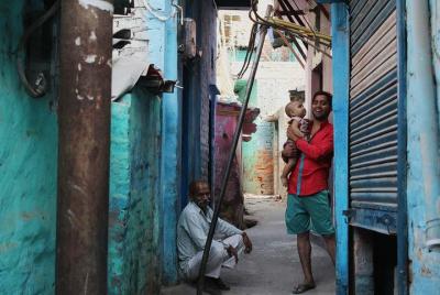 Interactúa con los residentes de la colonia de Sanjay