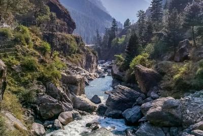 Kasol Kheerganga Trek Tour de 5 días desde Delhi con 2 noches de campamento