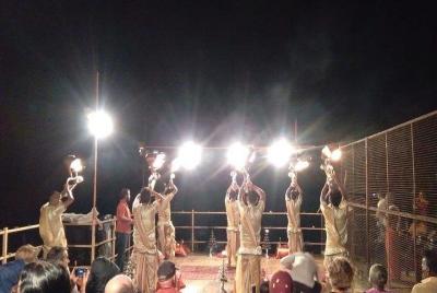 Delhi a Varanasi Tour en Vande Bharat Express Train