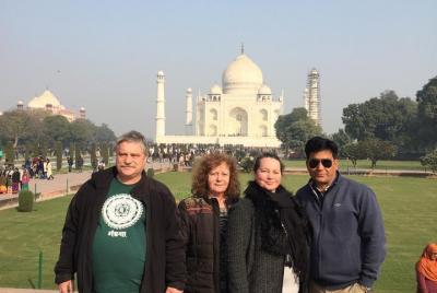 Excursión de un día al Taj Mahal en tren súper rápido de lujo Gatimaan Express Train desde Delhi