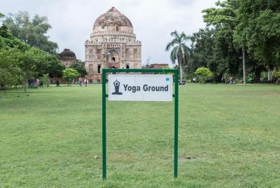 Yoga en el famoso jardín Lodhi, Nueva Delhi