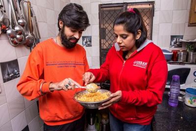 Delhi Food Tour privado: clase de cocina - en casa con un local