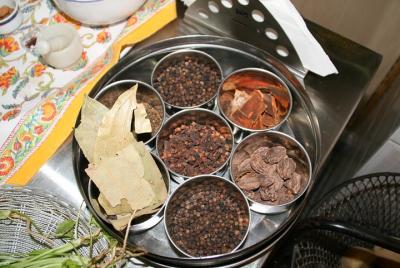 Royal Rajasthani Cuisine: Private Market Tour Cocina Demo y comida con un Homecook local