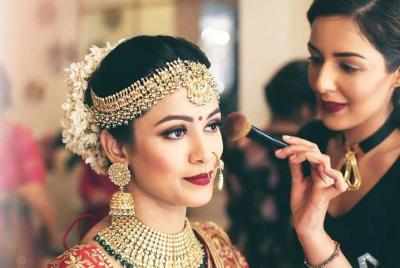 Experiencias privadas de maquillaje en vivo de medio día de novia india
