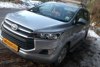 Contrata Luxury Tempo Traveler en Delhi