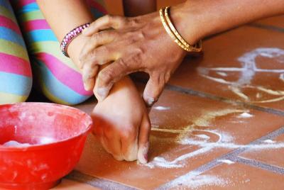 Clase tradicional de Kolam en Pondicherry
