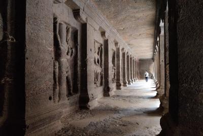 Visita guiada de 2 días a la cueva de Ajanta y Ellora desde Pune Visita guiada de 2 días a la cueva de Ajanta y Ellora desde Pune