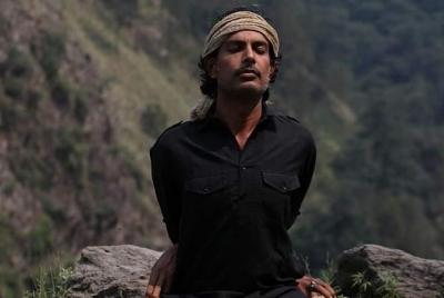 clase de yoga y práctica de mediación en la azotea con vista al lago