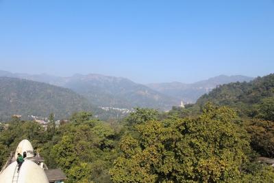 Ashram por la mañana a pie en Rishikesh Ashram por la mañana a pie en Rishikesh