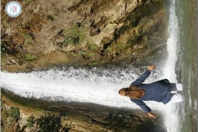 Paseo por la cascada de Jharipani Paseo por la cascada de Jharipani