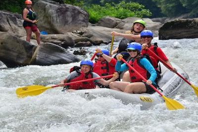 Rafting en el río en Kullu Manali Rafting en el río en Kullu Manali