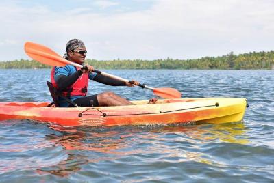 Kayak en el lago Paravur cerca de Varkala