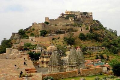 Excursión privada de un día al Fuerte de Kumbhalgarh y al Templo Jain de Ranakpur desde Udaipur