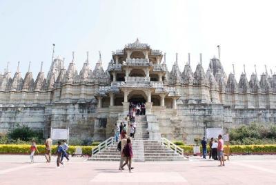 Tour privado de un día completo a Ranakpur y Kumbalgarh desde Udaipur