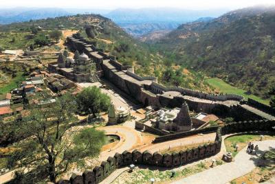 Fuerte de Kumbhalgarh, templo de Ranakpur Jain, almuerzo, coche de A.C. y experiencia en la aldea.