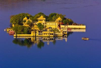 Cena en la isla de Jag Mandir con paseo en barco en el lago Pichola en Udaipur
