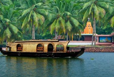 Tour Privado de Trivandrum: Pernocte en Alleppey Backwaters Crucero en Casa flotante