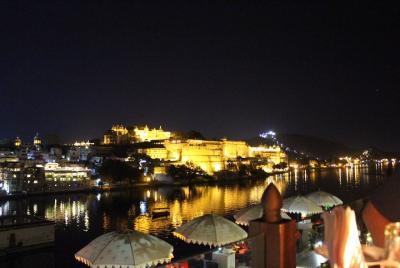 Crucero en barco por el lago Pichola y cena junto al lago
