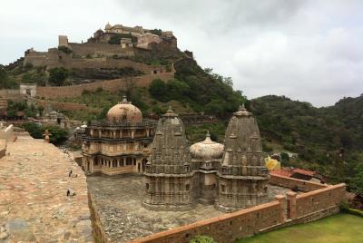 Excursión de un solo templo al templo de Kumbhalgarh y Jain desde Udaipur a Jodhpur