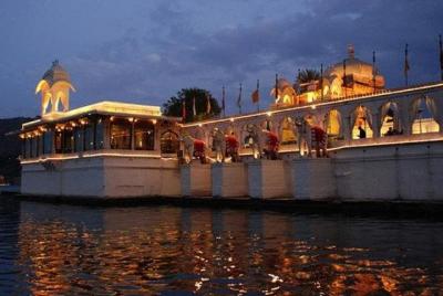 Isla de Jagmandir y paseo en bote por el atardecer en el lago Pichola, Udaipur sin transferencias