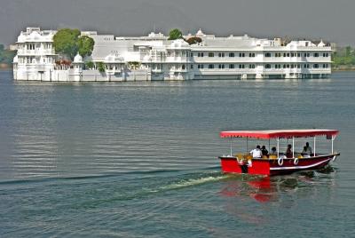 Crucero al atardecer en el lago Pichola en Udaipur