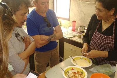 Experimente la comida india: EN PERSONA y clase de cocina virtual opcional en Zoom